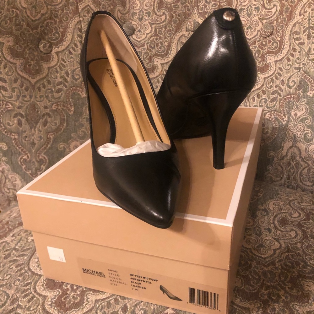 Michael Kors black leather flex pump, 7